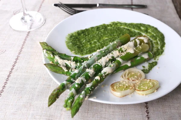 Szparagi danie z cebuli i zielonym sosem — Zdjęcie stockowe