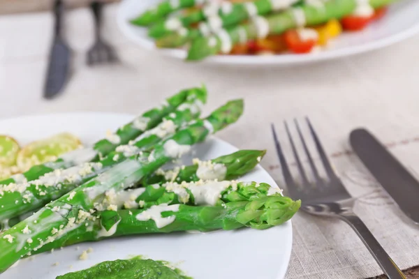 Plato de espárragos con cebolla y salsa verde —  Fotos de Stock