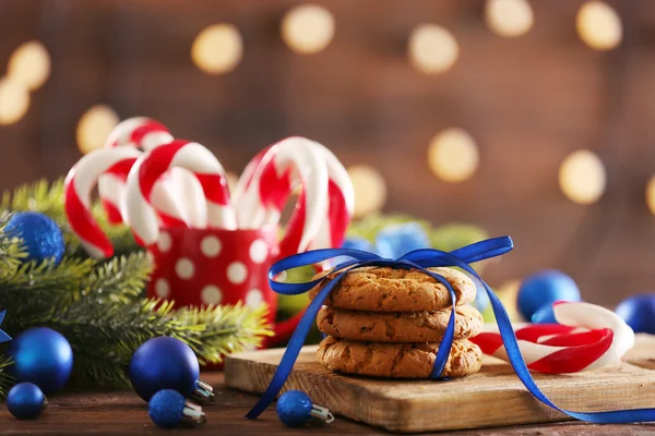 Bastoncini di zucchero natalizio in tazza con decorazione natalizia — Foto Stock