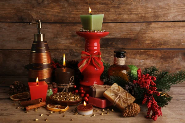 Décorations de Noël sur fond en bois — Photo