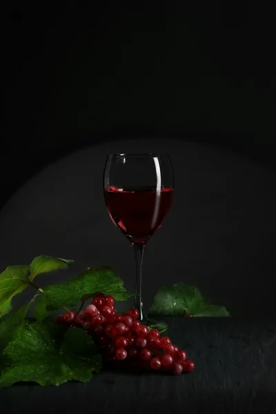 Sklenici vína a červených hroznů — Stock fotografie