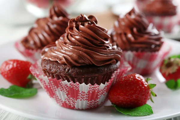 Cupcakes au chocolat sur plaque gros plan — Photo