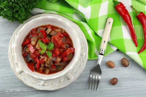 Ratatouille tálba, fából készült asztal háttér — Stock Fotó