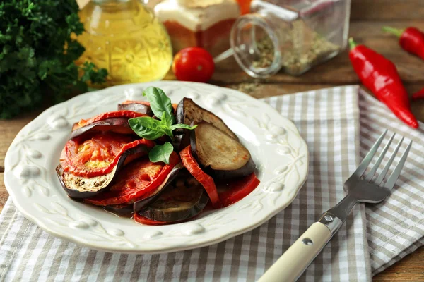 Ratatouille sobre plato, sobre fondo de mesa —  Fotos de Stock