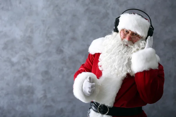 Papai Noel com auscultadores — Fotografia de Stock