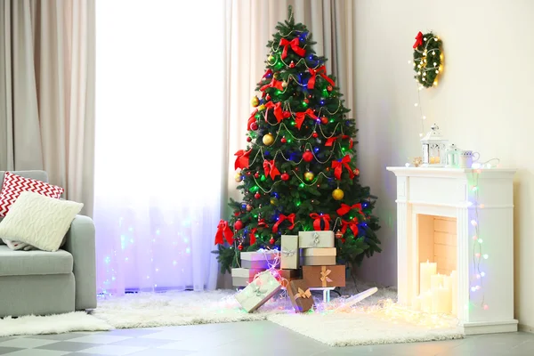 Perfecte kerstboom met geschenken — Stockfoto