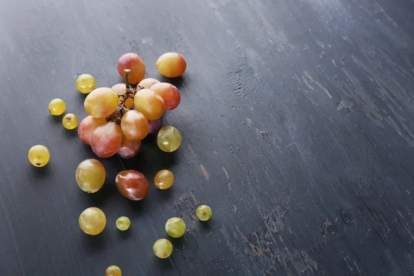 Soczysty zielony i fioletowy winogron — Zdjęcie stockowe