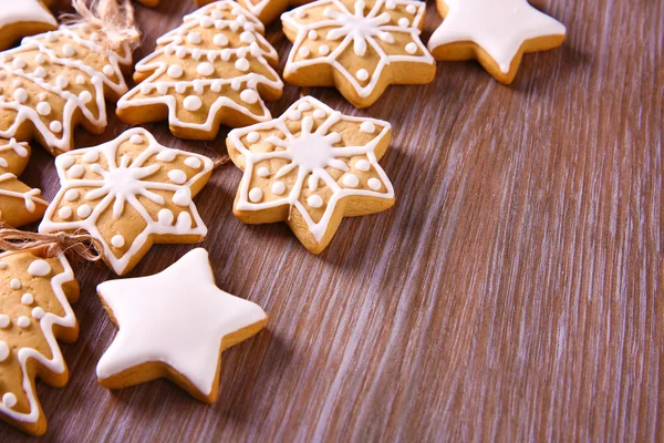 Biscotti di Natale sul tavolo di legno — Foto Stock