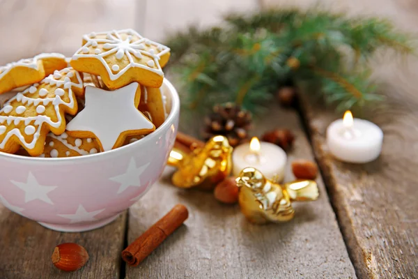 Biscotti con spezie e decorazioni natalizie — Foto Stock