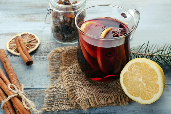 Lezzetli mulled şarap ve baharatlar — Stok fotoğraf