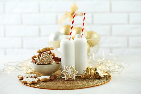 Galletas de Navidad y leche — Foto de Stock