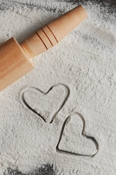 小麦粉と麺棒の心 — ストック写真