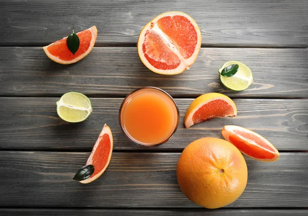 Üveg grapefruit juice és friss gyümölcsök — Stock Fotó