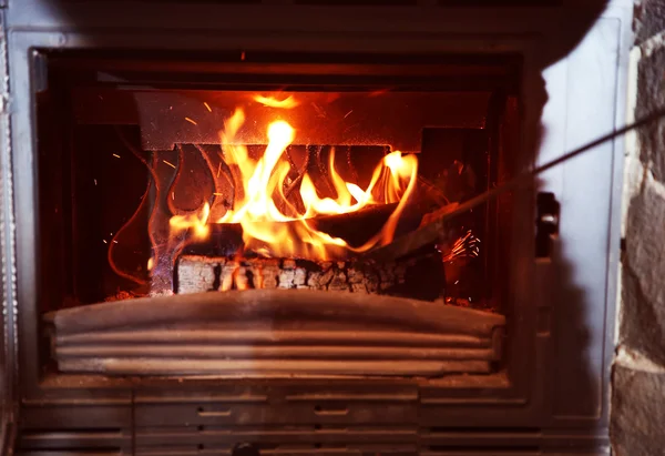 Feu dans la cheminée à la maison — Photo