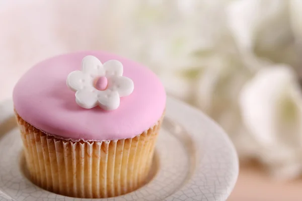 Gustoso cupcake in stand — Foto Stock