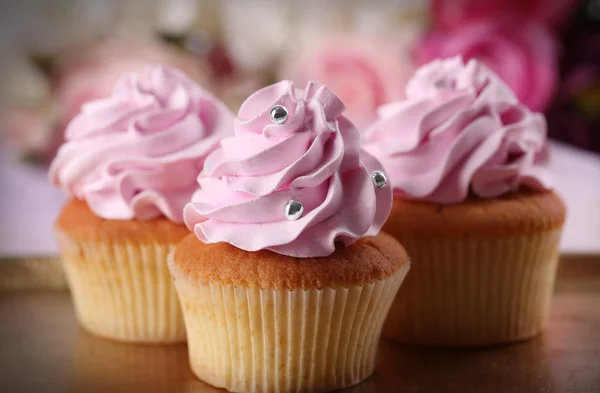 God cupcakes på ljus bakgrund — Stockfoto