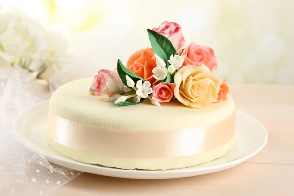 Tort cu flori de pastă de zahăr — Fotografie, imagine de stoc