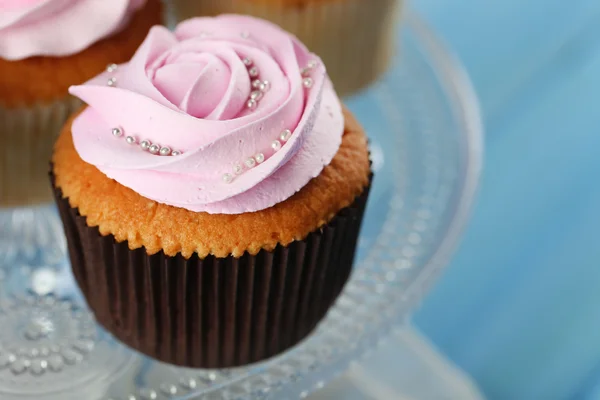 Smakelijke cupcake op houten achtergrond — Stockfoto