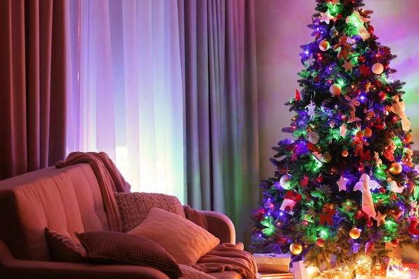 Árbol de Navidad en una habitación —  Fotos de Stock