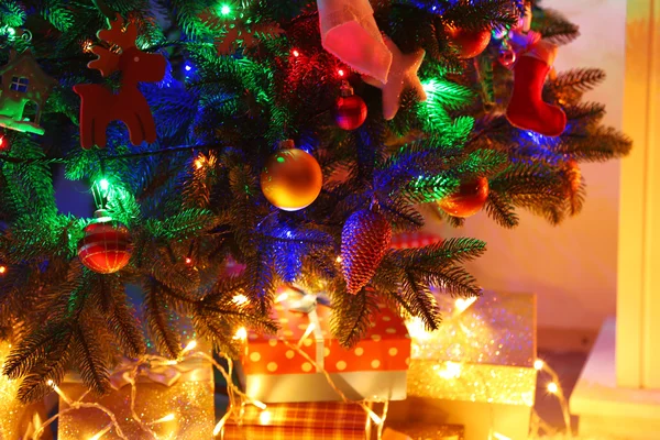 Árbol de Navidad en una habitación — Foto de Stock