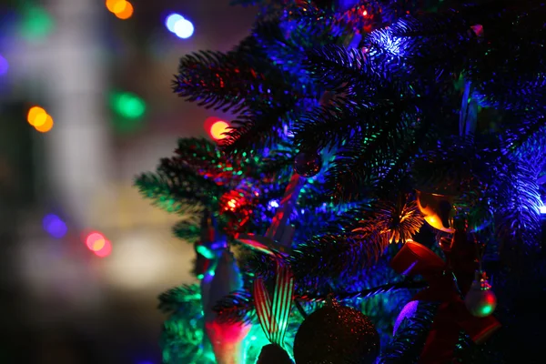 Weihnachtsbaum auf Fensterhintergrund — Stockfoto