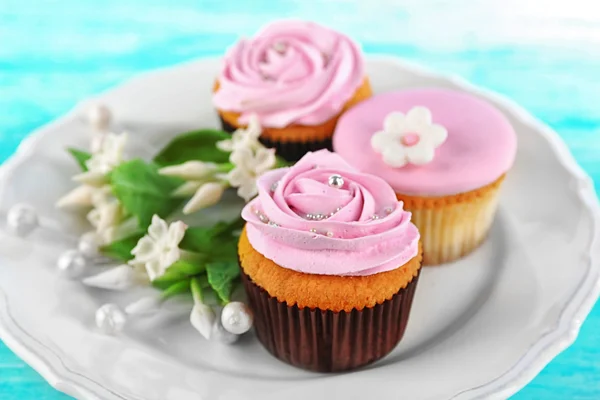 Tasty cupcakes on plate — Stock Photo, Image