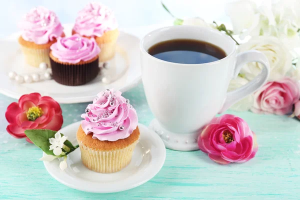 Tasty cupcakes on tray — Stock Photo, Image