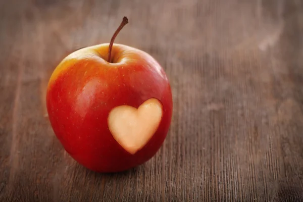 Apple met hart vorm — Stockfoto