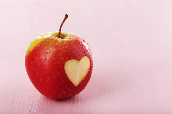 Jabłko z kształt serca — Zdjęcie stockowe