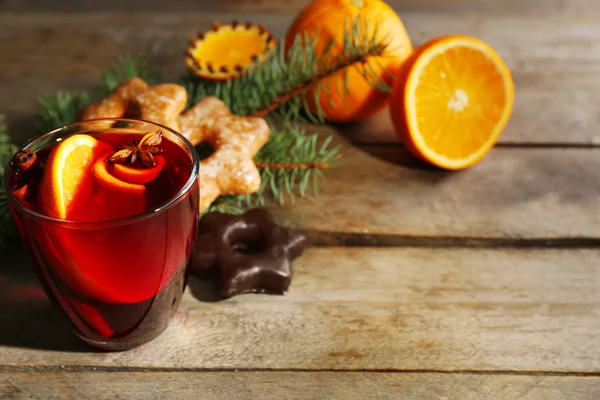 Glühwein mit Gewürzen — Stockfoto