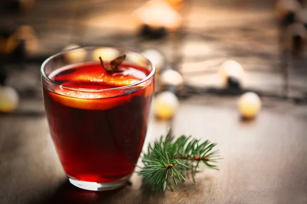 Baharat ve Noel ağacı ile mulled şarap — Stok fotoğraf