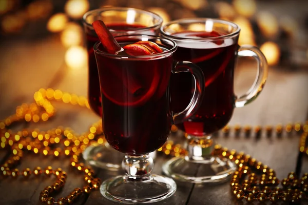 Glühwein mit Gewürzen und Weihnachtsbaum — Stockfoto