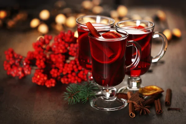 Mulled wine with spices and Christmas tree — Stock Photo, Image