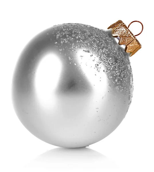 Bola de Navidad aislada en blanco — Foto de Stock