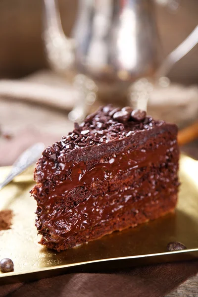 Шоколадный торт с шоколадным кремом на подносе, на деревянном фоне — стоковое фото