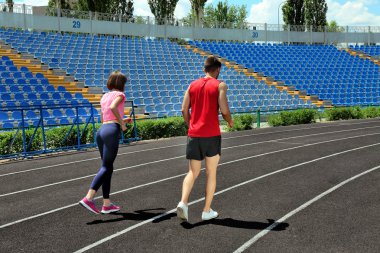 Gençler stadyum üzerinde koşu