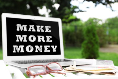 Laptop ve gazete ahşap tablo açık