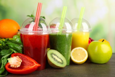 Taze meyve suyu karışımı meyve, parlak zemin üzerine ahşap masa üzerinde sağlıklı içecekler