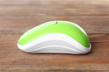 Tahta arka planda kablosuz bilgisayar faresi