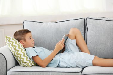 Dijital tablet ile küçük çocuk 