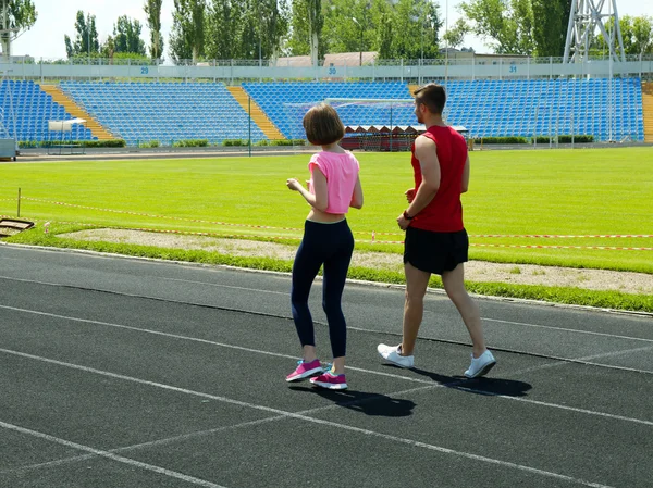 Fiatalok jogging stadium — Stock Fotó