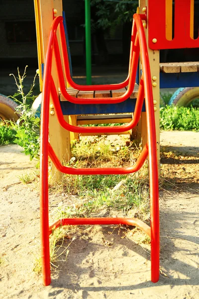 Барвистий дитячий майданчик в парку — стокове фото