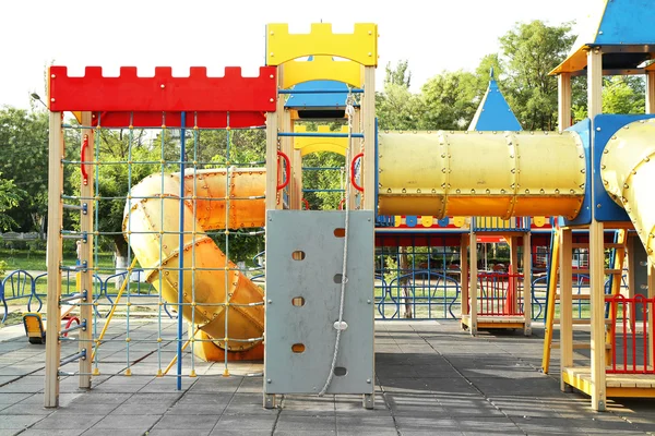 Parque infantil colorido no parque — Fotografia de Stock