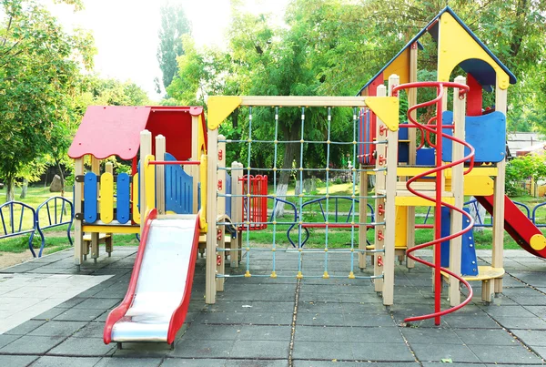 公園内のカラフルな子供たちの遊び場 — ストック写真