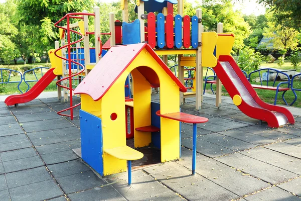 Colorido parque infantil en el parque — Foto de Stock