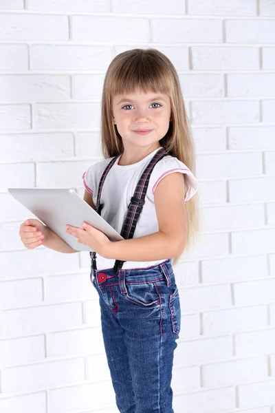 Kleines Mädchen mit Tablet — Stockfoto