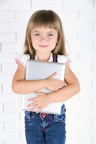 Kleines Mädchen mit Tablet — Stockfoto