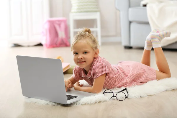 Klein meisje met laptop — Stockfoto