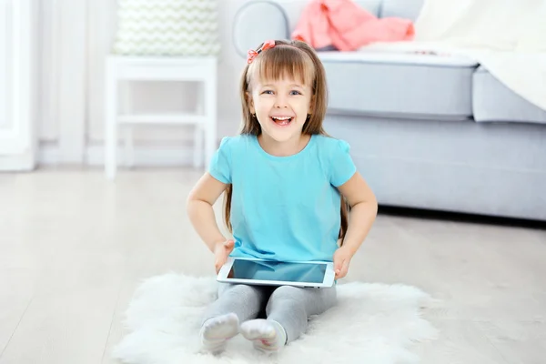 Schattig meisje met digitale tablet — Stockfoto