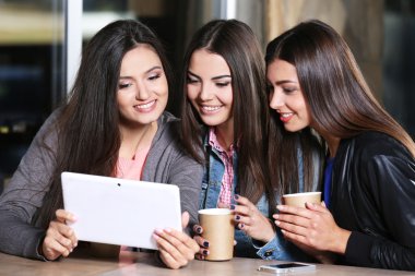 En yakın arkadaşlarım ile birlikte tablet 